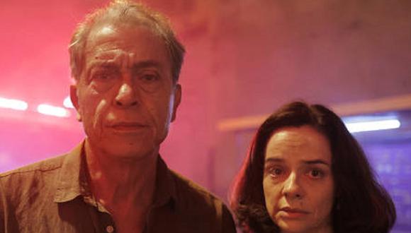 Los padres de una de las víctimas en la miniserie brasileña "Todos los días la misma noche" (Foto: Netflix)