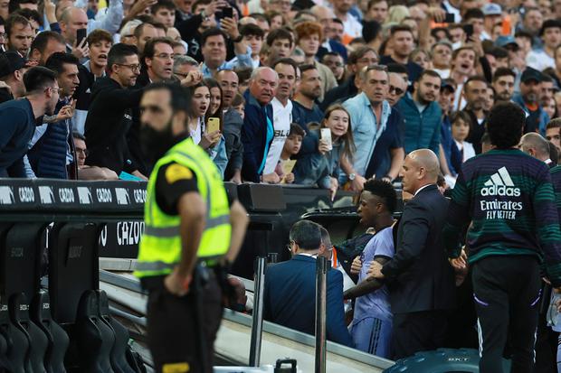 Vinicius Jr. se retiró así del Mestalla, estadio de Valencia, tras ser agredido con insultos racistas. (Foto: AFP)
