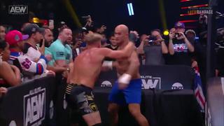 De la jaula al ring: expeleador de UFC debutó en AEW y rompió una mesa con su cuerpo [VIDEO]