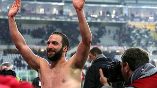 ¿En serio, 'Pipa'? Acusan a Higuaín de usar Photoshop para retocar sus abdominales