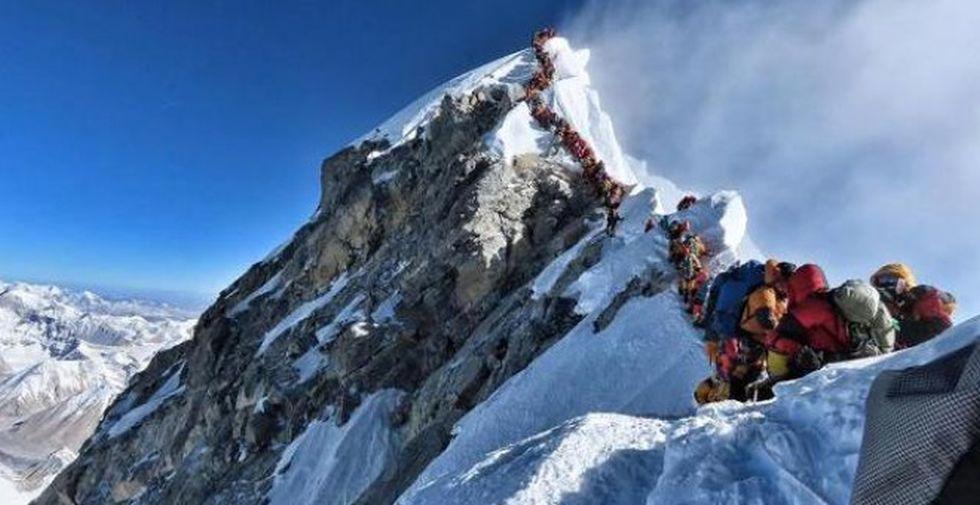 Así estaba la cima del monte Everest. (AFP)