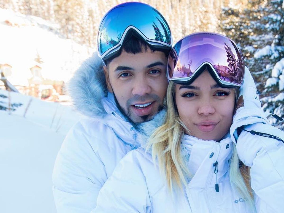 Karol G Y Anuel Aa Vivieron Momentos De Tension En Su Avion Y Tuvieron Que Aterrizar De Emergencia Video Off Side Depor