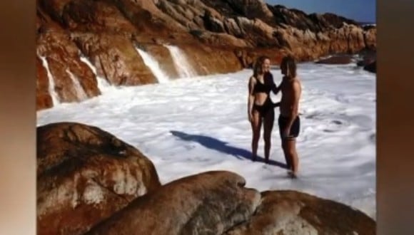 Una enorme ola arruina el romántico momento de una pareja: video se volvió viral en redes sociales. (Foto: Videlo / YouTube)