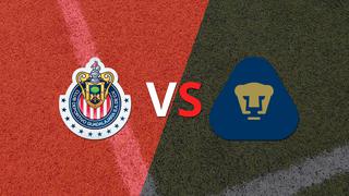 Termina el primer tiempo con una victoria para Chivas vs Pumas UNAM por 2-0