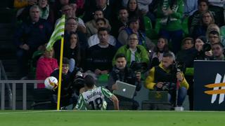 Olvidó los frenos: Andrés Guardado se estrelló contra un fotógrafo en partido por Europa League [VIDEO]