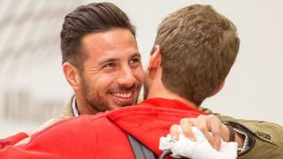 Claudio Pizarro volvió a Allianz Arena y así lo recibieron sus ex compañeros