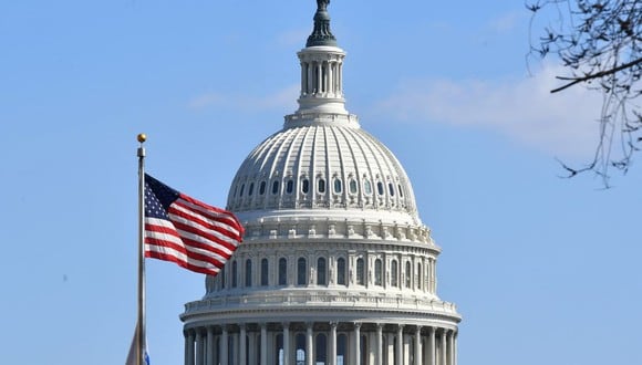 Una bandera de Estados Unidos ondea frente al Capitolio en Washington, DC. (MANDEL NGAN / AFP).