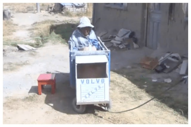 Al no tener otro medio para transportarse, la anciana se moviliza en un camión de juguete hecho de madera. (Foto: YouTube de Radio FMBolivia)