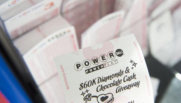 Un boleto de lotería Powerball se ve en una licorería en Washington, DC, 4 de enero de 2016 (Foto: Saul Loeb / AFP)