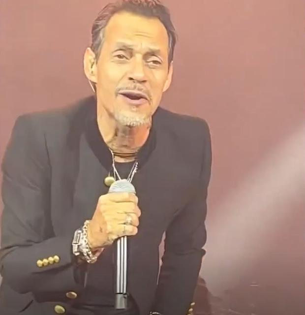 Marc Anthony singing "Your love does me good" to Nadie Ferreira (Photo: Univision)