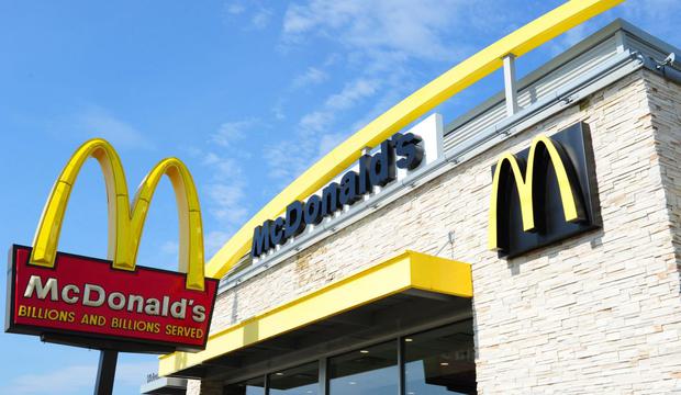 Such an increase would benefit workers and employees of fast food chains (Photo: AFP)