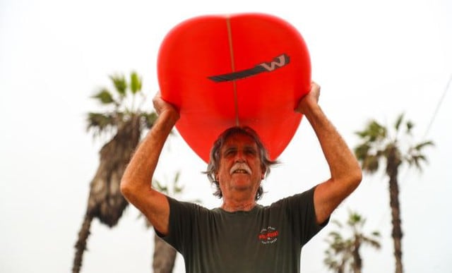 ‘Wayo’ Whilar, el legendario ‘shaper’ que continúa haciendo tablas de surf en plena pandemia de coronavirus. (Fotos: Hugo Curotto)