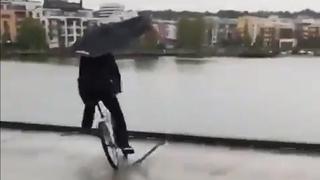 No se lo esperaba: es viral tras caer de patineta y provocar accidente de bicicleta, conductor cayó al río [VIDEO]
