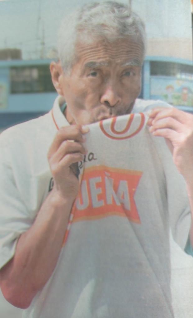 Daniel Ruiz, varios años después de su retiro, besando la camiseta crema. (Archivo El Bocón).