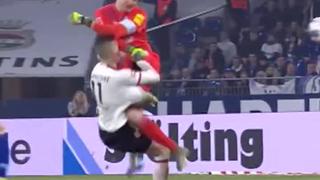 Le costó la expulsión: la salvaje patada voladora del arquero del Schalke a Gaćinović en Alemania [VIDEO]