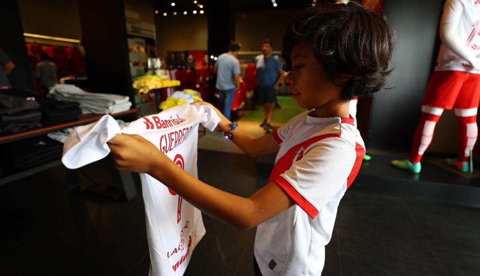 La camiseta de Paolo Guerrero es una de las más vendidas en la tienda de Inter de Porto Alegre. (Fotos: Daniel Apuy)
