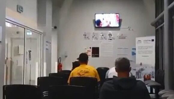 Por error, película para adultos fue proyectada en la sala de espera de un hospital. (Foto: @ReQuiEM_Evil / Twitter)