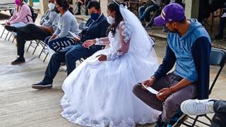 Pareja de Oaxaca se vuelve viral tras vacunarse contra la COVID-19 vestidos como novios