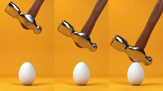 El video viral del choque de un martillo con un huevo tiene un final que nadie esperaba