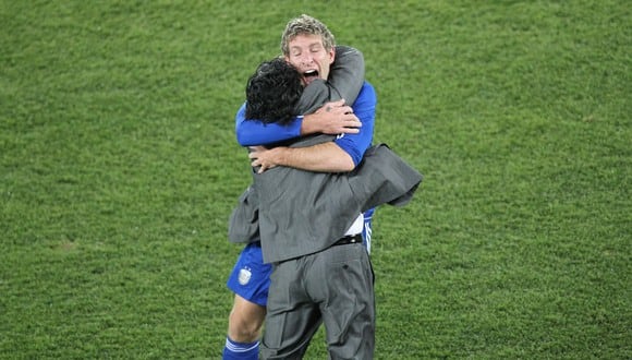 Palermo y Maradona se abrazan en el Argentina-Grecia de Sudáfrica 2010. (Foto: AFP)
