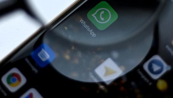 Cómo activar en WhatsApp el lector de huellas o el Face ID para que nadie ingrese a tus chats (Kirill KUDRYAVTSEV / AFP)