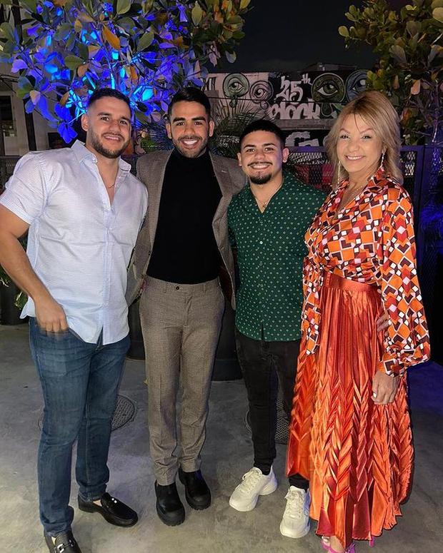 Nayda junto a sus tres hijos Ricardo, Carlos y Jorge (Foto: Nayda Colón / Instagram)
