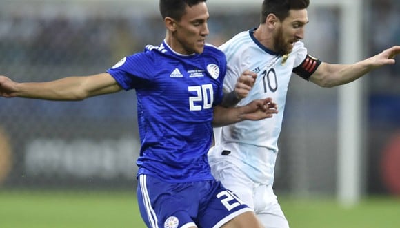 Schedules and television channels to follow the Argentina vs Paraguay match live this Thursday, October 12, for matchday 3 of the 2026 World Cup Qualifiers. (Photo: AFP)