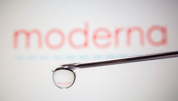 El logotipo de Moderna se refleja en una gota en la aguja de una jeringa en esta ilustración tomada el 9 de noviembre de 2020. REUTERS / Dado Ruvic