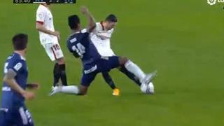 La mala suerte de Tapia: intentó evitar el gol de Escudero, desvió el balón y fue el 3-2 de Sevilla ante Celta [VIDEO]