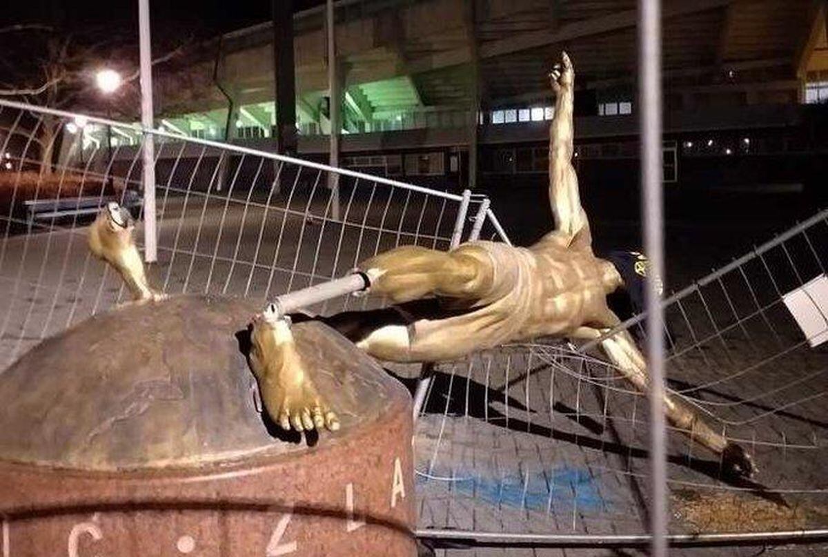 La estatua de Zlatan Ibrahimovic ante el estadio del Malmö fue vandalizada en la madrugada del domingo.