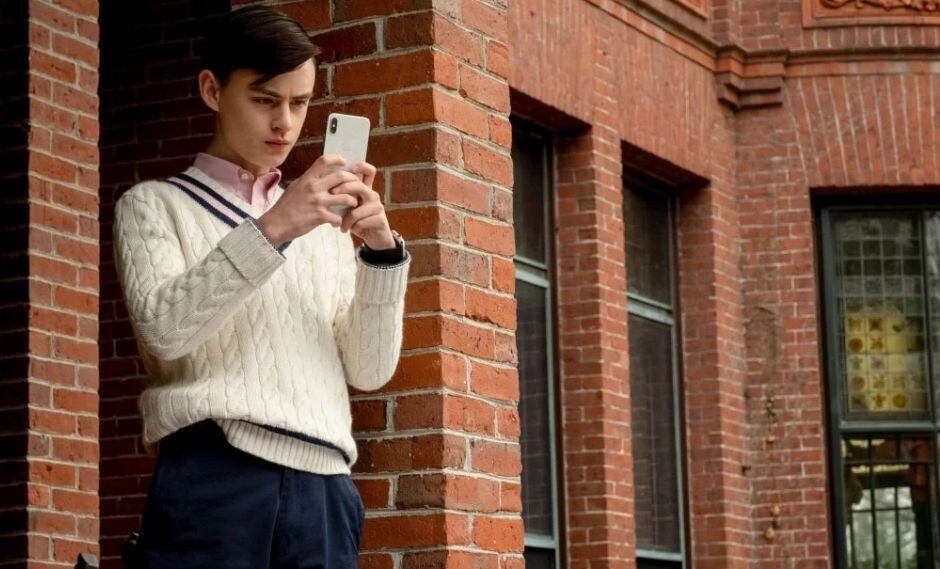 Apple obliga a que los villanos de las películas no usen iPhone (Knives Out)