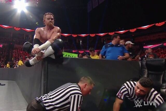 Buddy Murphy atacó a Aleister Black luego de que este venciera a Shelton Benjamin. (Foto: WWE)