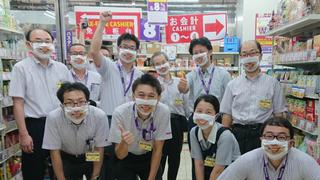 Trabajadores de tienda de Japón usan ‘mascarillas de sonrisas’ para parecer más amistosos ante sus clientes