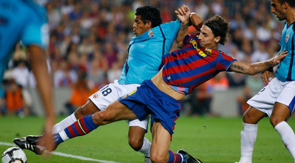 Recuerda a los últimos jugadores peruanos que enfrentaron a FC Barcelona. (Foto: AP)