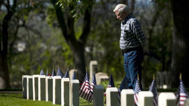 Un ciudadano estadounidense visita las tumbas de los militares caídos (Foto: AP)