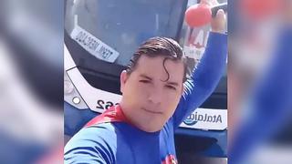 Hombre disfrazado de Superman intenta detener un bus con la mano y el truco le sale mal