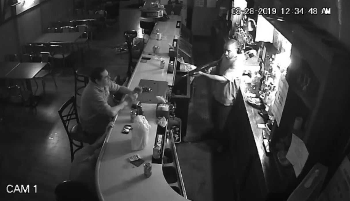 Se viralizó en Facebook la reacción del cliente de un bar que era asaltado. (Foto: Captura)
