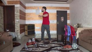 Fisicolculturista palestino utiliza sus muebles como pesas durante la cuarentena