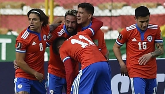 Chile aún sueña con meterse en zona de clasificación a Qatar 2022. (Foto: AFP)