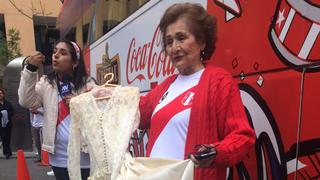 Perú vs. Colombia: hincha de 89 años llegó con su vestido de novia para ser la cábala