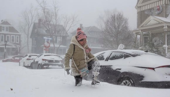 Jessica Chan, de Buffalo, Nueva York, camina por la nieve profunda mientras una gran tormenta de invierno afecta a gran parte de los Estados Unidos en Navidad. (EFE/EPA/JALEN WRIGHT).