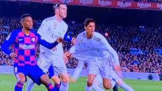 Va con todo: Real Madrid pedirá audio del VAR en jugadas de penal a Varane en el Clásico ante el ‘Barza’