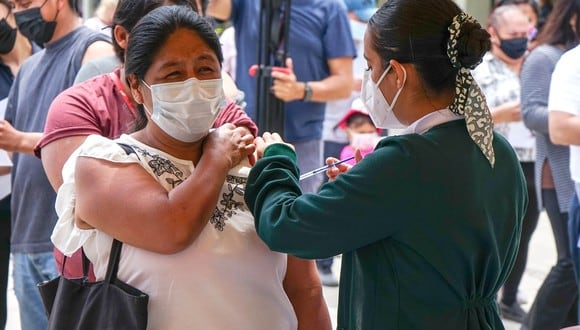 Un migrante recibe la vacuna Johnson & Johnson contra la COVID-19, hoy en la primaria Miguel F. Martínez, de la ciudad de Tijuana, estado de Baja California (México). (Foto: EFE/Joebeth Terriquez)