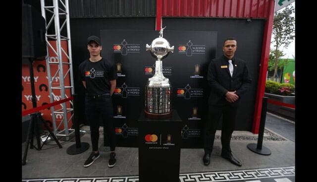 Así luce en Lima el trofeo de la Copa Libertadores. (Foto: Violeta Ayasta / GEC)