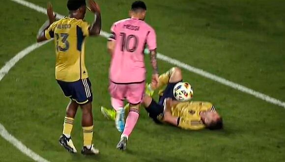 El jugador ‘gambeteado’ en el piso por Messi se pronuncia. (Foto: Captura Apple TV)