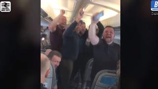 ¡Se cae el avión! El descontrolado viaje de los hinchas de Liverpool que causó pánico en aeromozas [VIDEO]