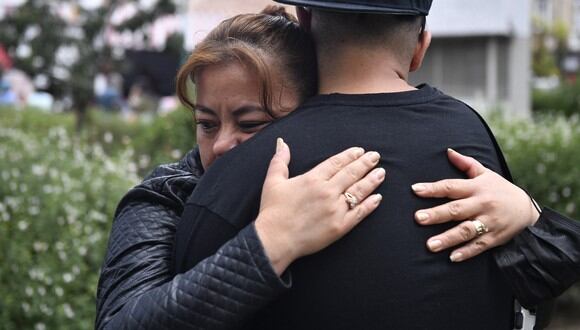 Una mujer es consolada por un hombre después de un terremoto en la Ciudad de México el 19 de septiembre de 2022. (Foto por CLAUDIO CRUZ / AFP)