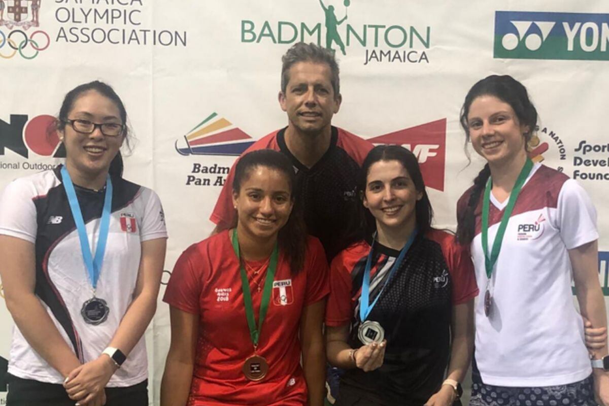 Danica, Fernanda, Daniela e Inés junto al entrenador español Francisco Álvarez. (Foto: Bádminton Perú)