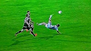Gianluca Lapadula anotó espectacular gol de chalaca en Pescara