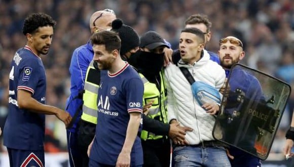 El hombre que invadió el terreno de juego en el duelo entre PSG y Marsella aún permanece detenido. (Foto: Getty)